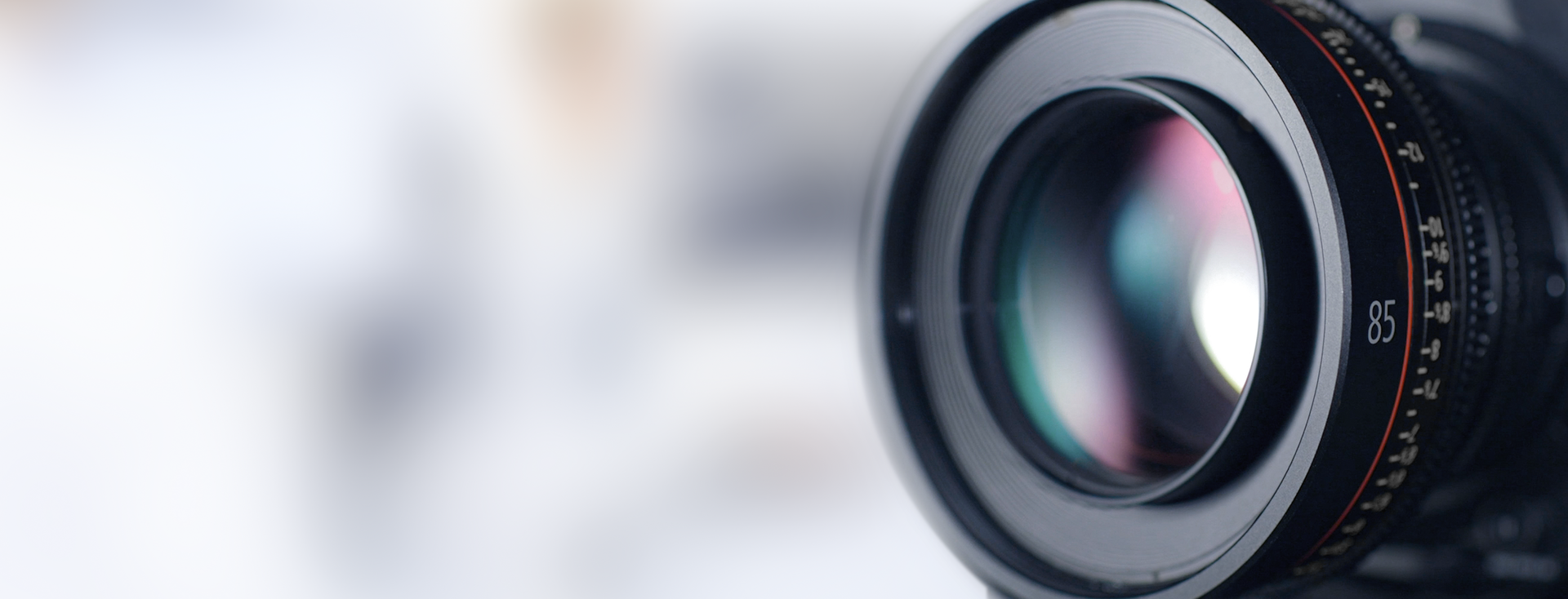 Nahaufnahme eines Kameraobjektivs mit sichtbaren Linsenreflexionen